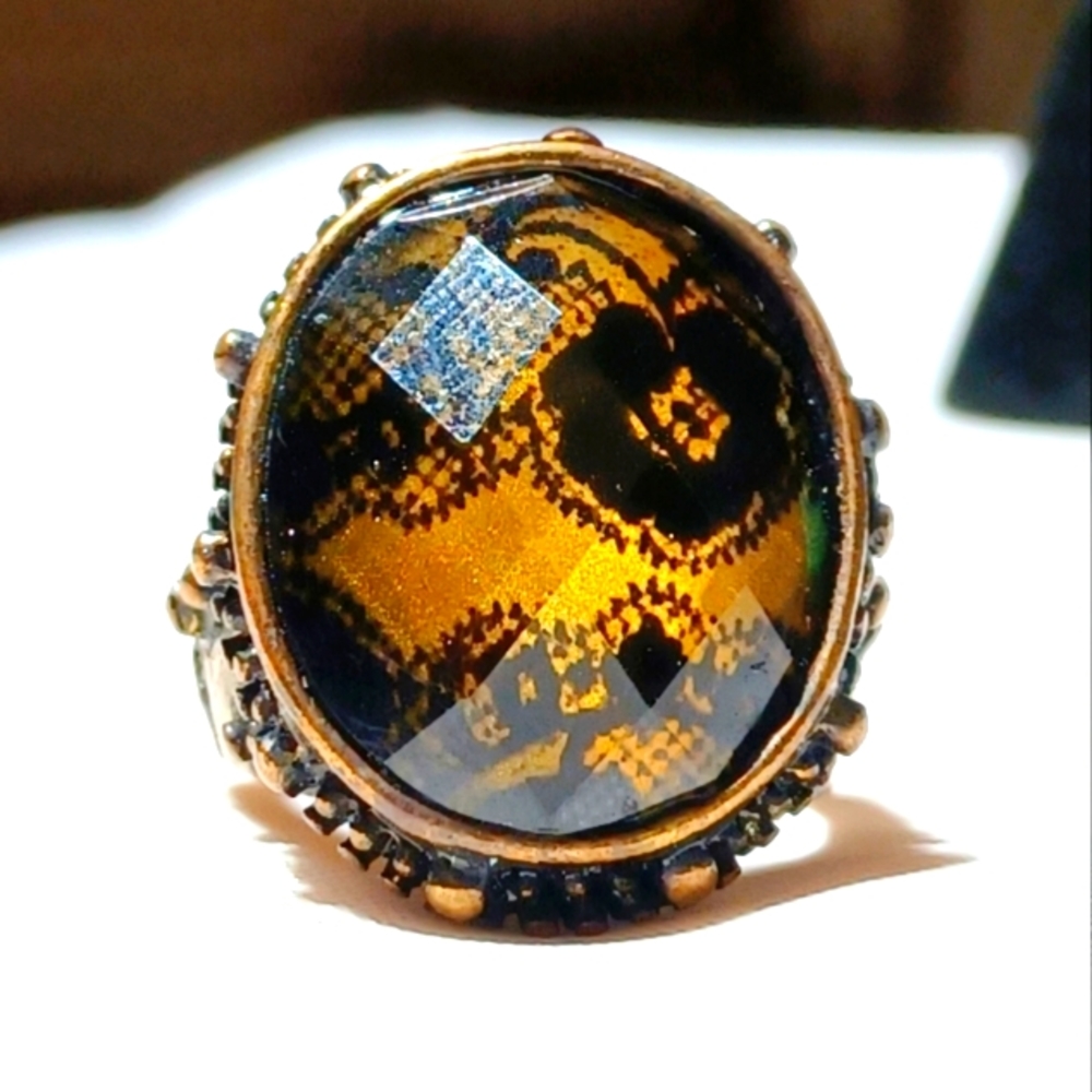 ANTIQUE LOOK GOLD TONE STATEMENT RING